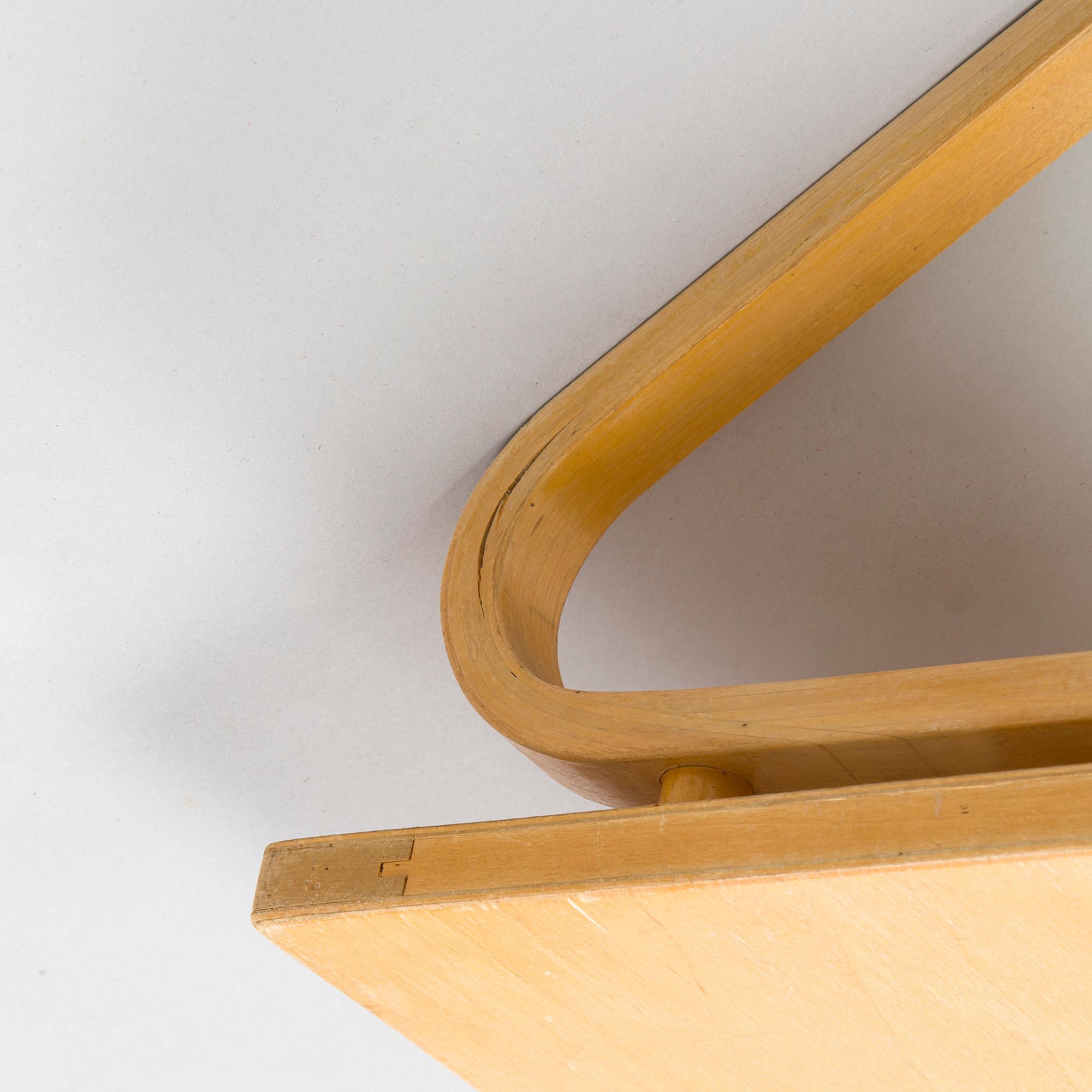 Alvar Aalto, seinähylly, malli 112, O.Y. Huonekalu- ja Rakennustyötehdas A.B. 1930/1940-luku.