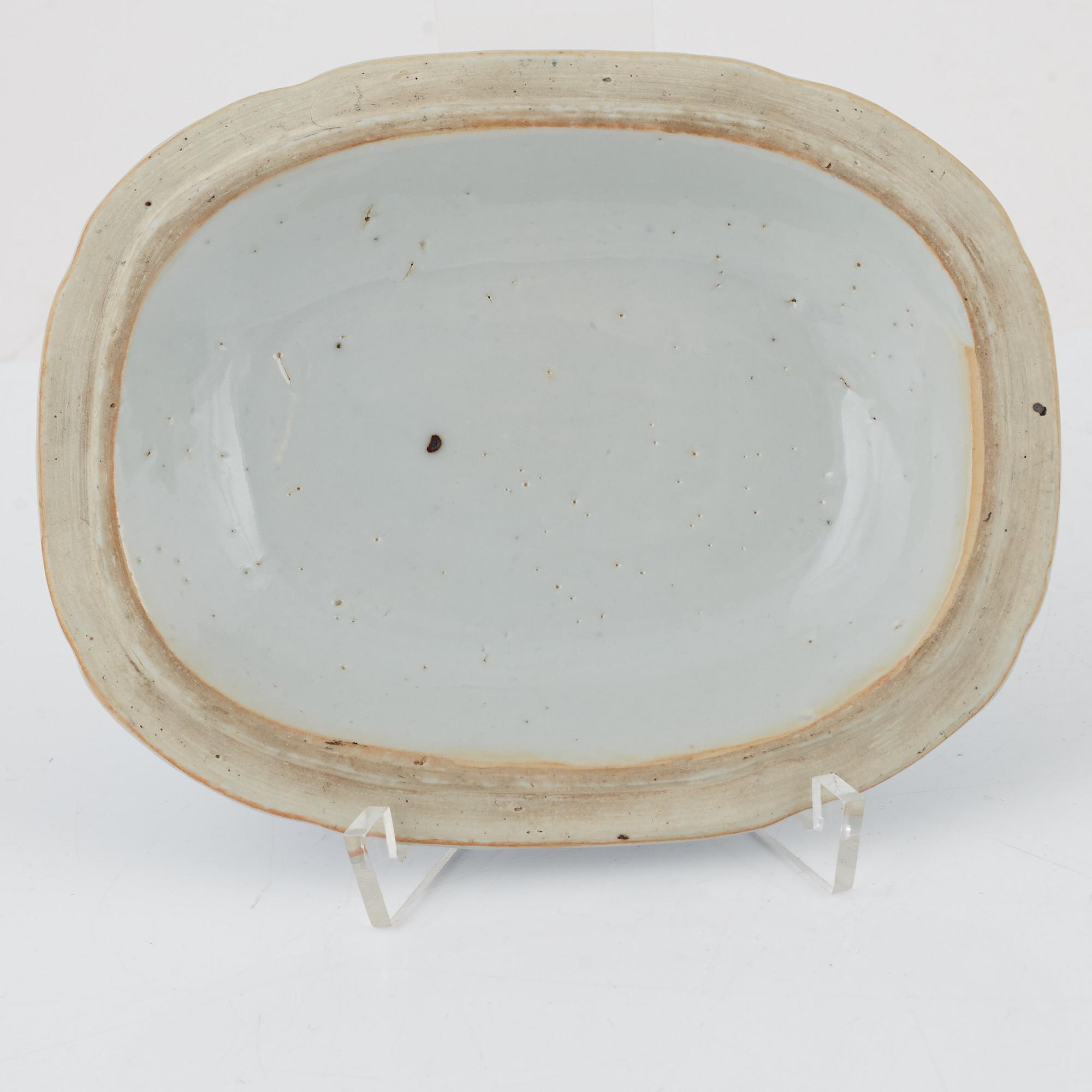 Terrin med lock, tallrik och smörterrin med lock och fat, porslin, Kina, 1700- och 1800-tal.