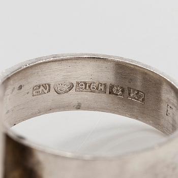 Helge Narsakka, sormus, hopeaa ja onyksi, Lahti 1963.