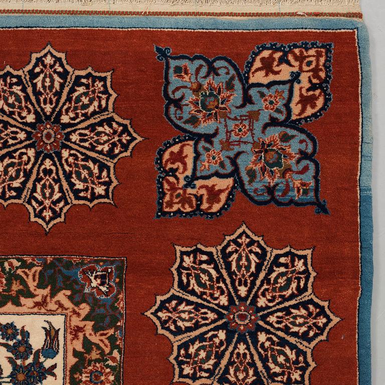 A CARPET, a semi-antique Esfahan, ca 227 x 152,5 cm (as well as the ends with ca 1½ and ½ cm flat weave).