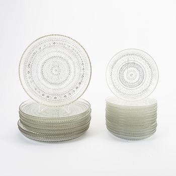 Oiva Toikka, a set of 7 + 13 pcs of glass plates "Kastehelmi" Nuutajärvi Finland later part of the 20th century.