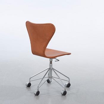 ARNE JACOBSEN,  A "Sjuan" chair, Fritz Hansen, Denmark, 1900-talets senare del.