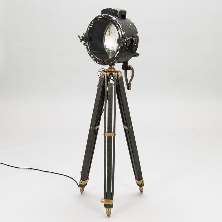Golvlampa, bestående av olika delar från 1900-talet.