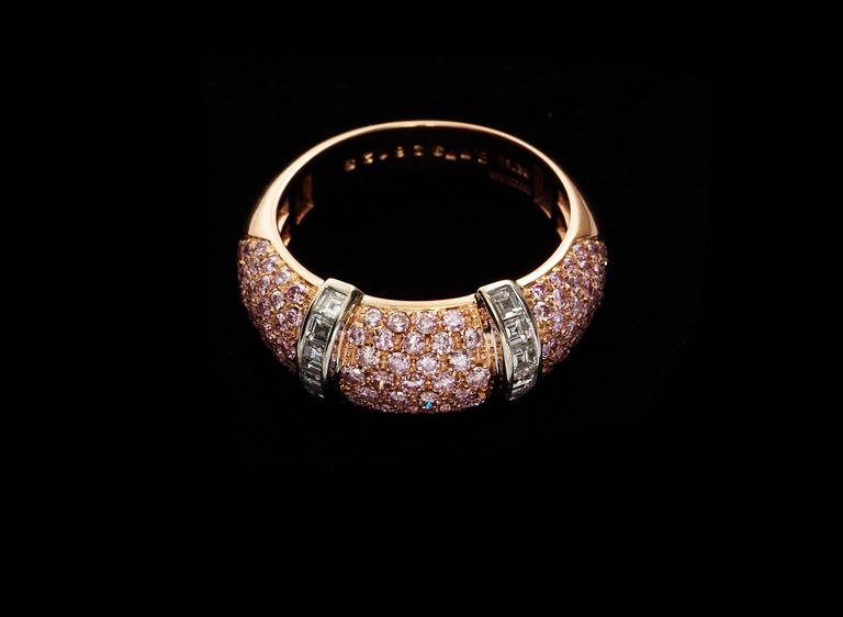 A Boucheron 'Scala' pink and white diamond ring, tot. 1.04 cts of pink, 0.47 cts of white diamonds.