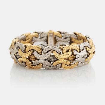 371. An 18K gold bracelet.