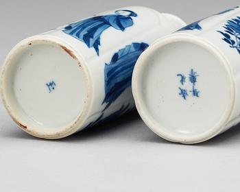 A pair of blue and white bottles, Qing dynasty, 19th Century.