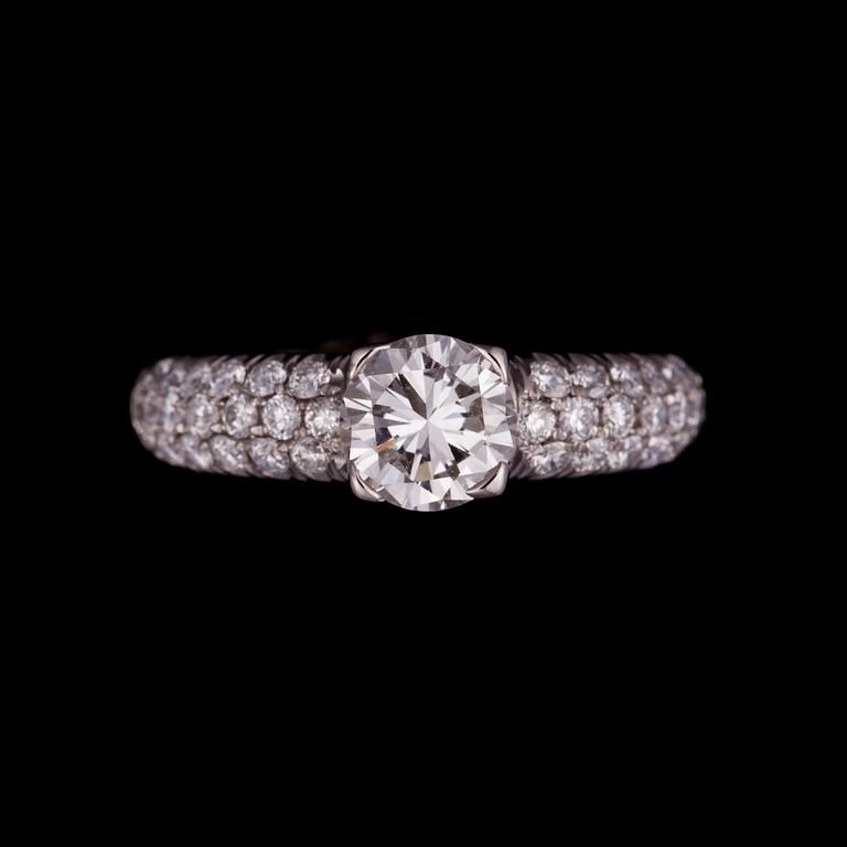 RING, 18K vitguld , briljantslipad diamant 1,01, F/VVS1 + 0,57 ct diamanter. Vikt 5 g. Intyg HRD.