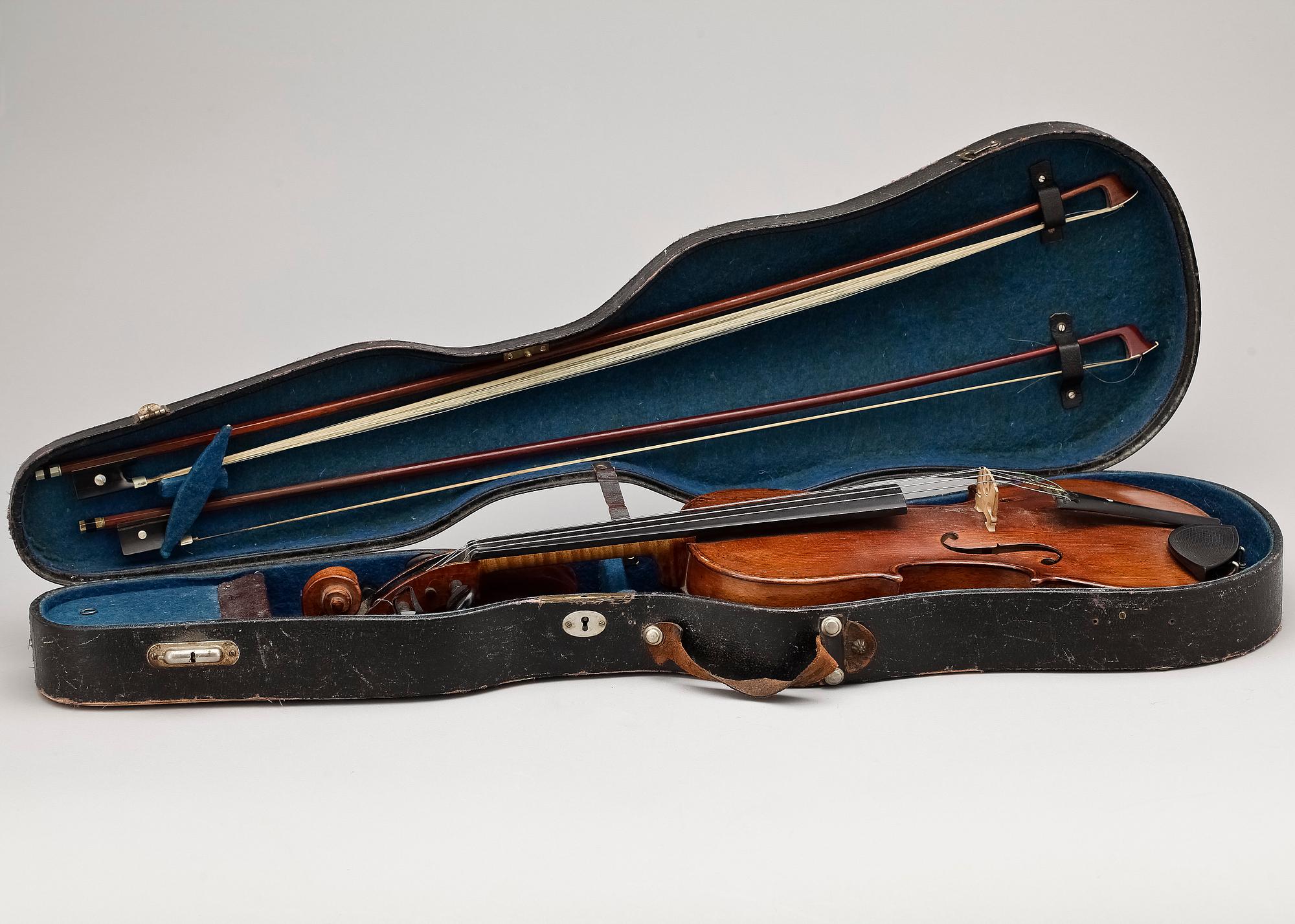 FIOL med två stråkar, märkt "Alfred Brock Stockholm", 1900-talets början.