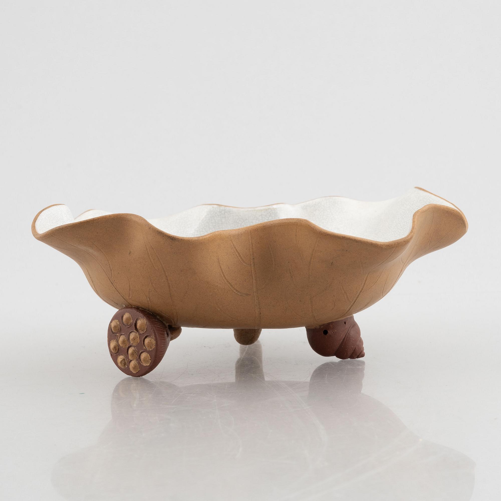 Koppar med fat, tre stycken, samt skål på lotusblommor, Yixinggods, Kina, tidigt 1900-tal.