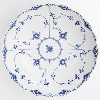 Royal Copenhagen, Skålfat på fot och vas, porslin, "Musselmalet halvblond" resp "Musselmalet helblond", modell 634 och 1043, 1889-1922.