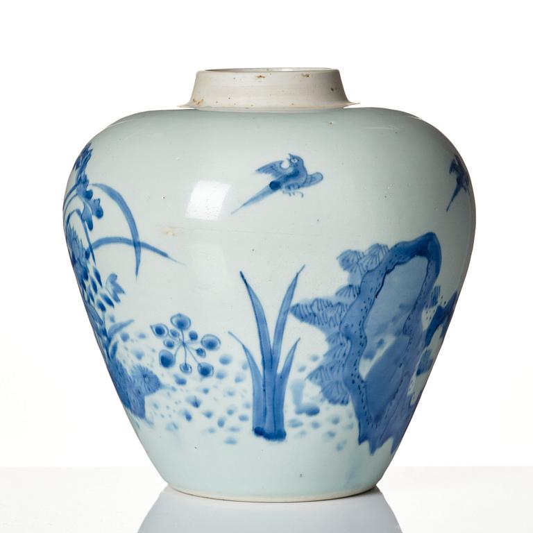 A blue and white Transitional jar, 17th Century.