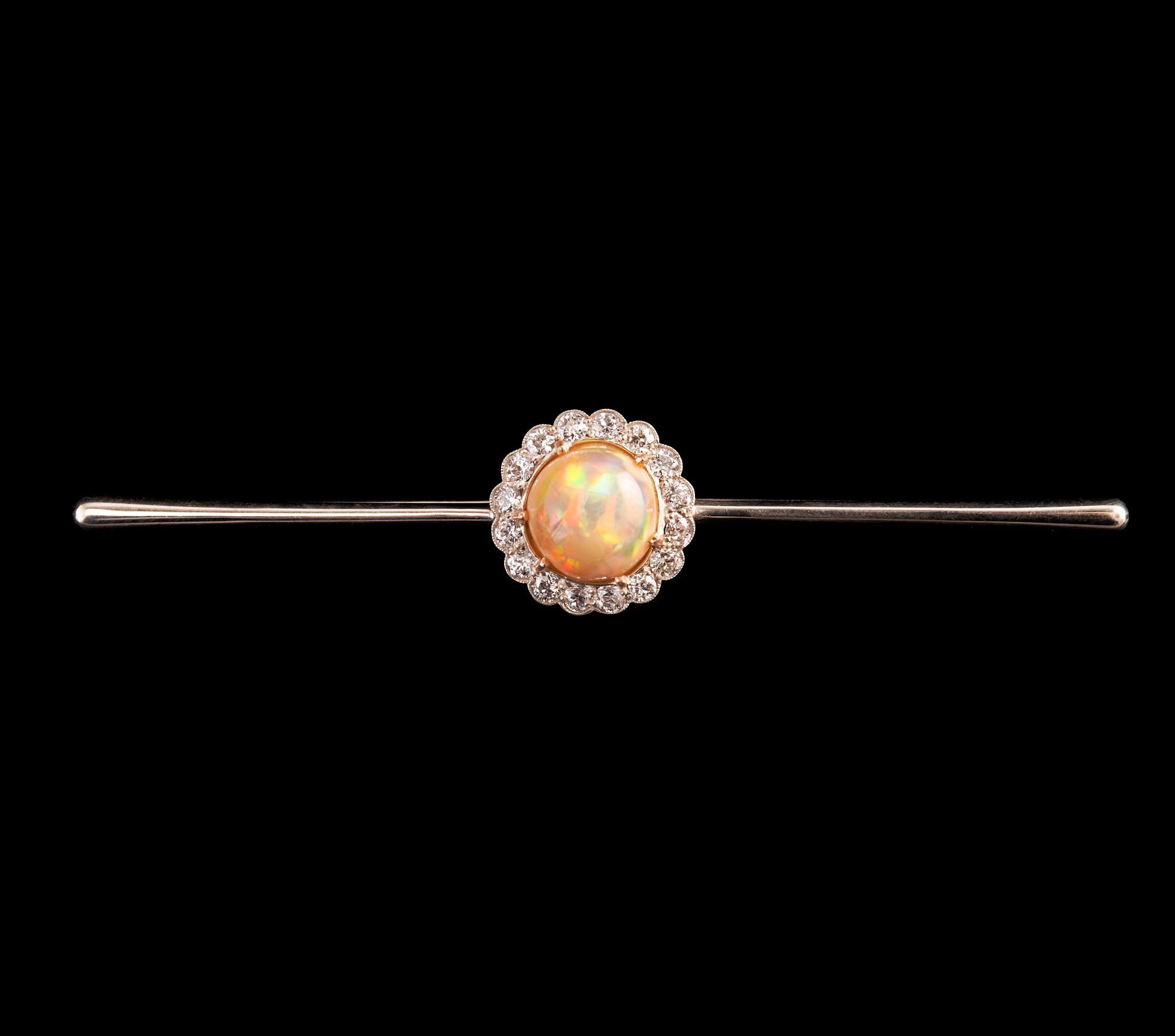 BROSCH, Briljantslipade diamanter ca 0.65 ct, Opal 10 mm.
14K guld. Ostämplad. Längd 85 mm, vikt 8,2 g.