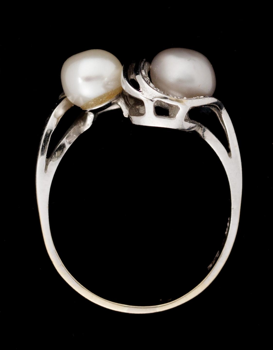 RING, 2 orientaliska pärlor med briljantslipade diamanter.
