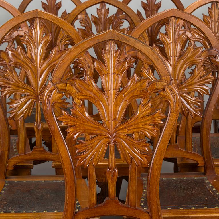 Karl Tirén, An Art Nouveau mahogany dining table with twelve chairs, A.B Naeslunds Möbelfabrik i Umeå, approx. 1901.