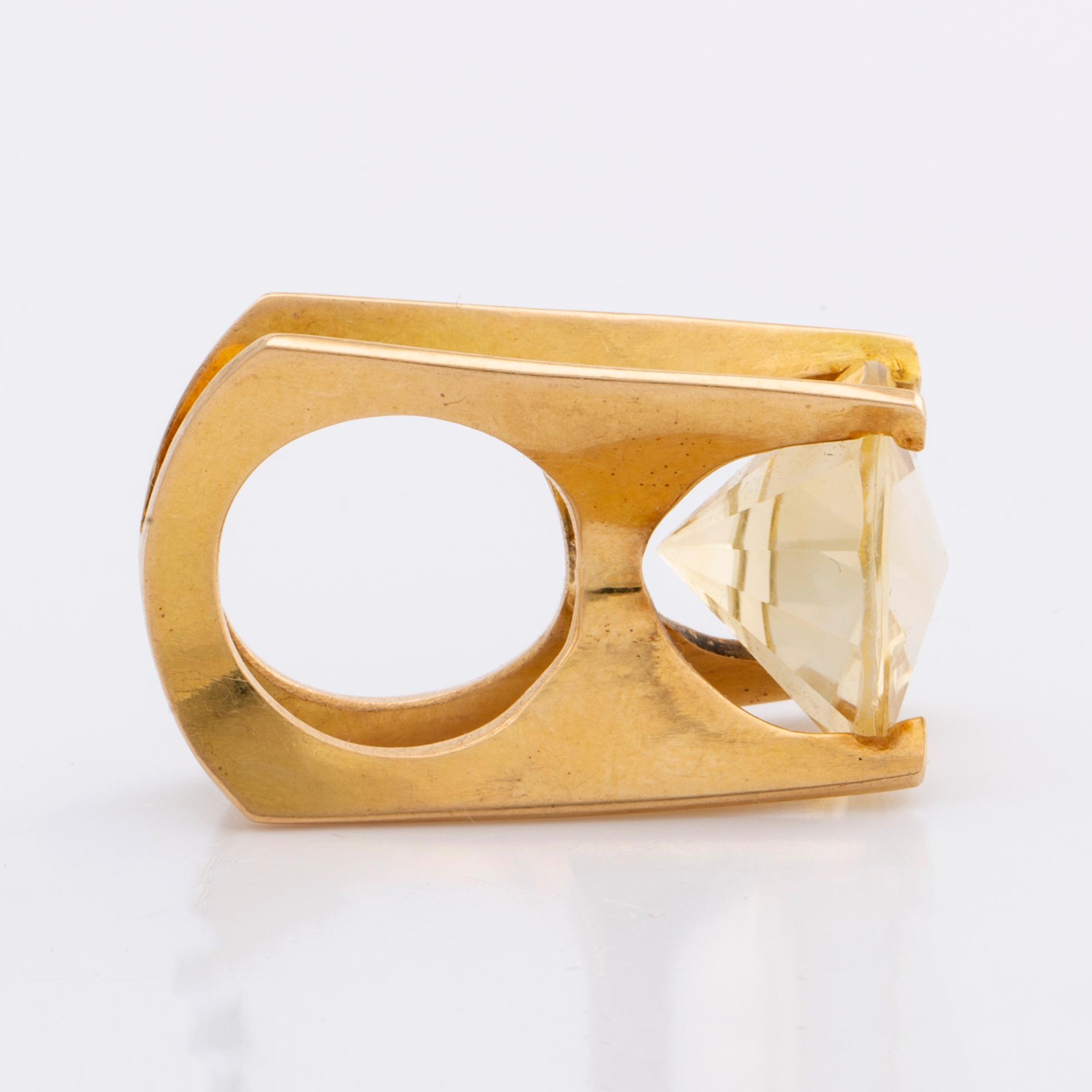 RING 18K gold with 1 citrin approx 18 x 18 mm, total weight 15 g, Stockholm 1967.