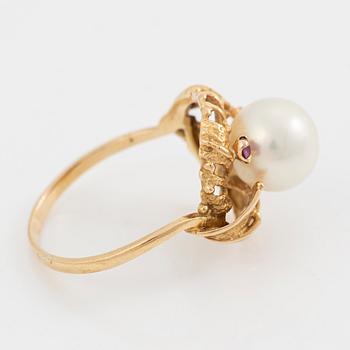 18K gold ring with a cultured pearl and red stones.