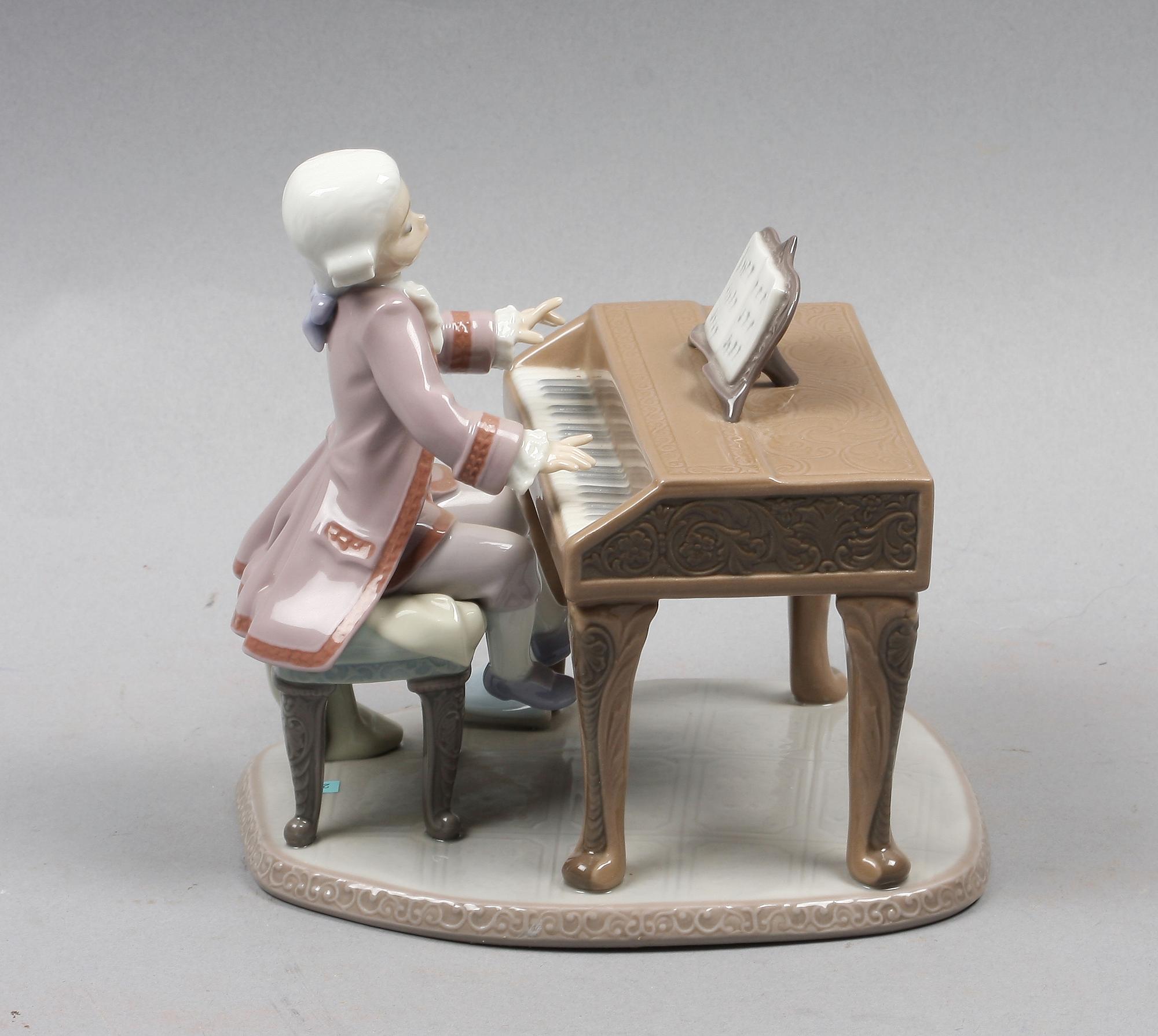 FIGURIN, porslin, Lladro, märkt No 534. Tillverkningsår 1992.