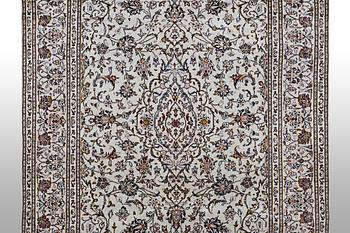 A carpet, Kashan, ca 295 x 194 cm.