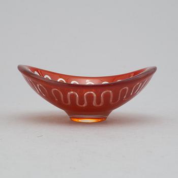 A 'Ravenna' glass bowl by Sven Palmqvist, Orrefors, signed and dated 1968.