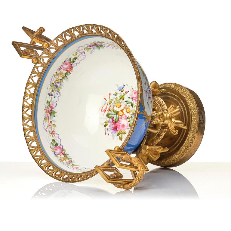 Uppsatsskål, förgylld och patinerad brons samt porslin. Frankrike, "Sevres", 1800-tal.