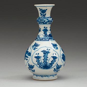 A blue and white vase. Qing dynasty Kangxi (1662-1722).