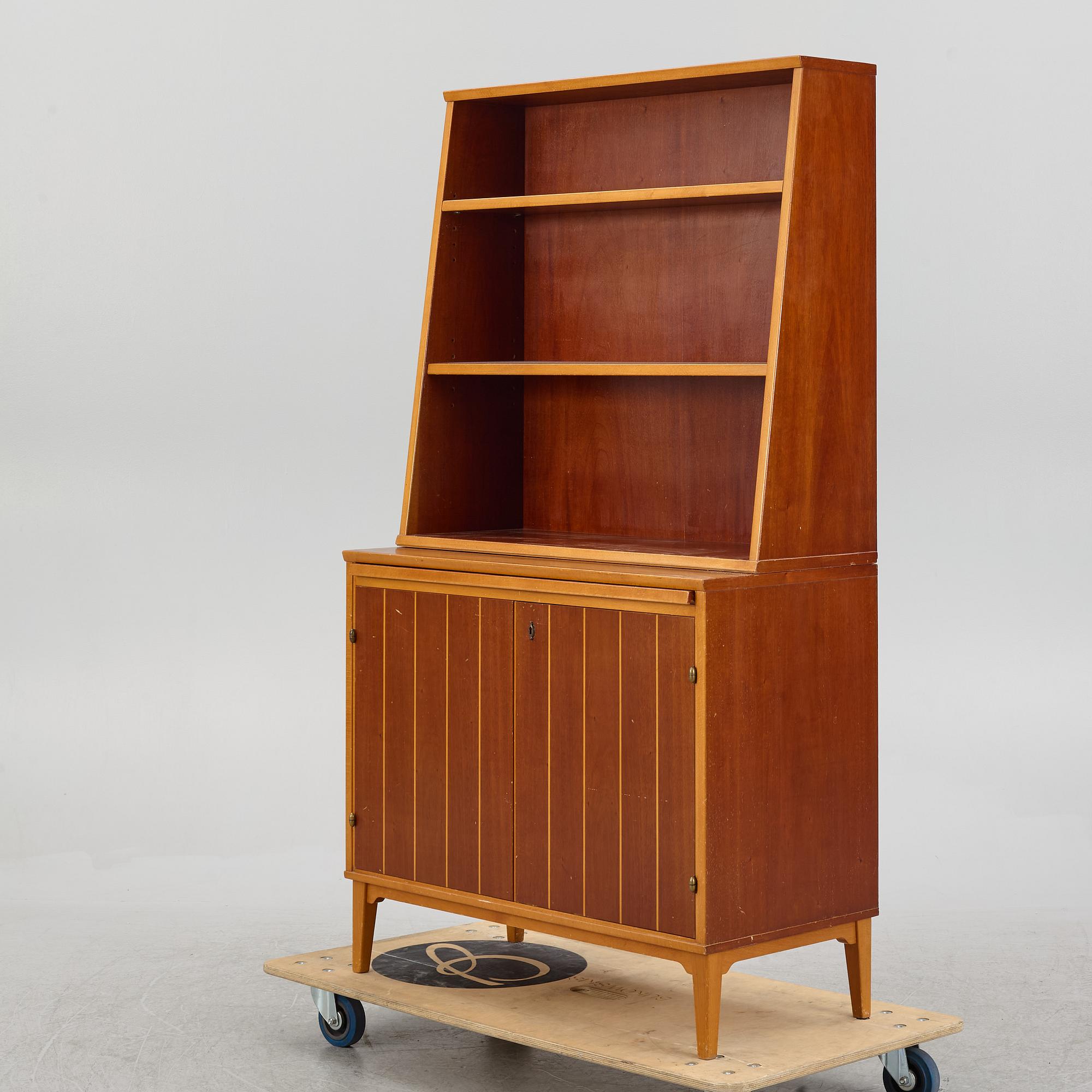 Bokhylla med underskåp, 1960-tal.