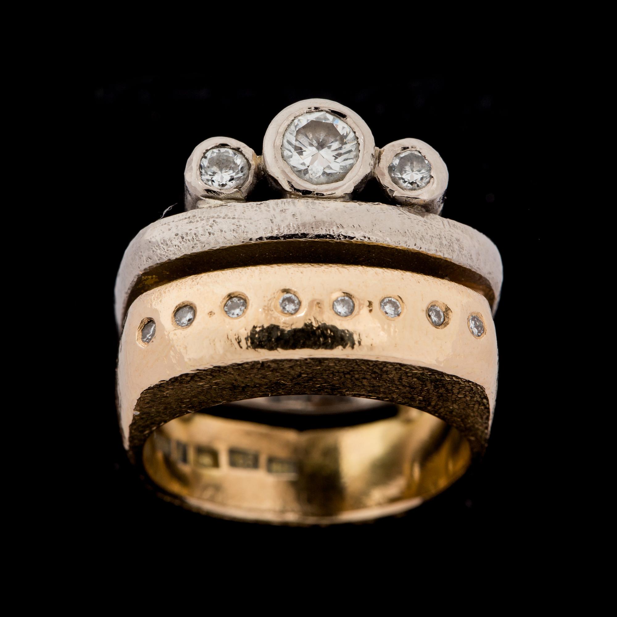 RING, 18 k guld samt vitguld. 3 större diamanter totalt ca 0,30 ct samt 8 små diamanter ca 0,08 ct. Vikt ca 18 gram.