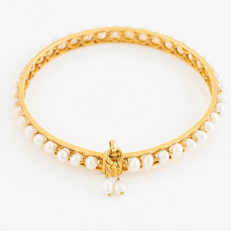 Arm ring, 18K gold with pearls.
