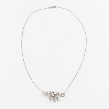 Collier vitguld med diamanter.