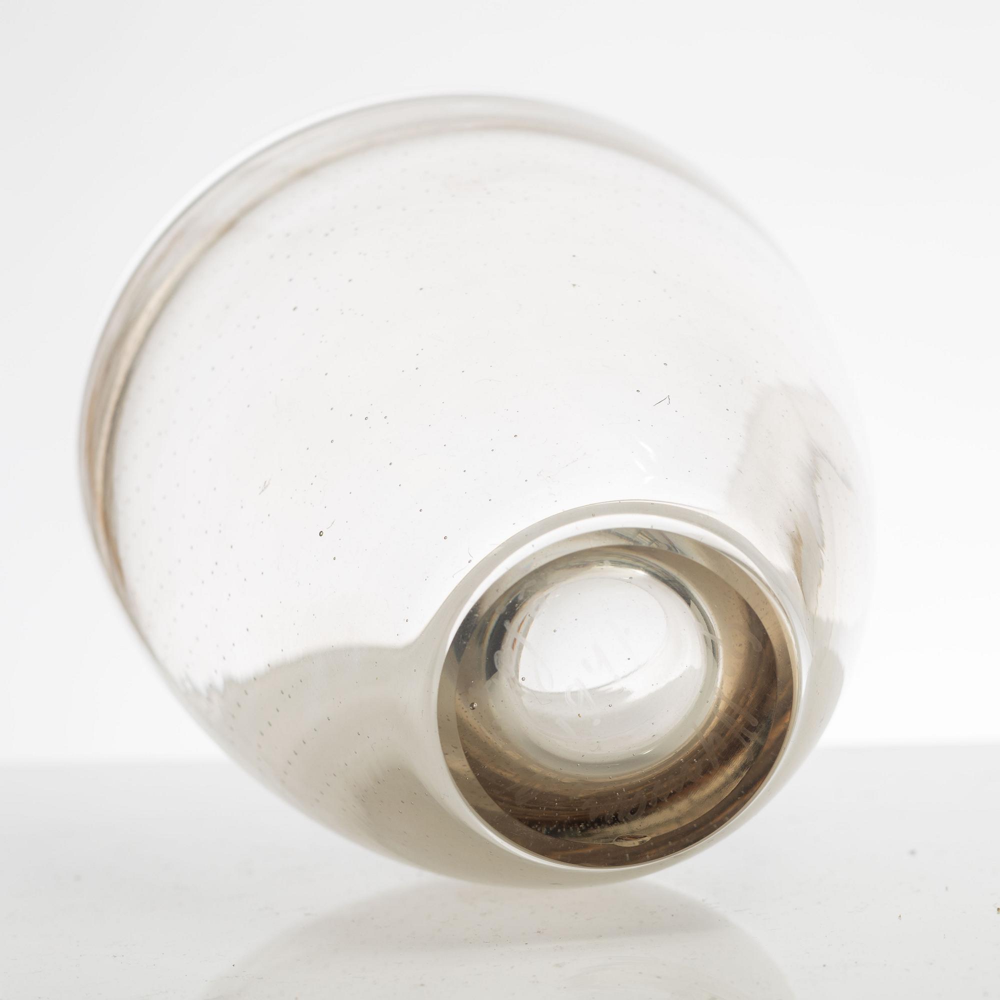 Gunnel Nyman, a glass vase, Nuutajärvi, Notsjö, Finland, 1947.