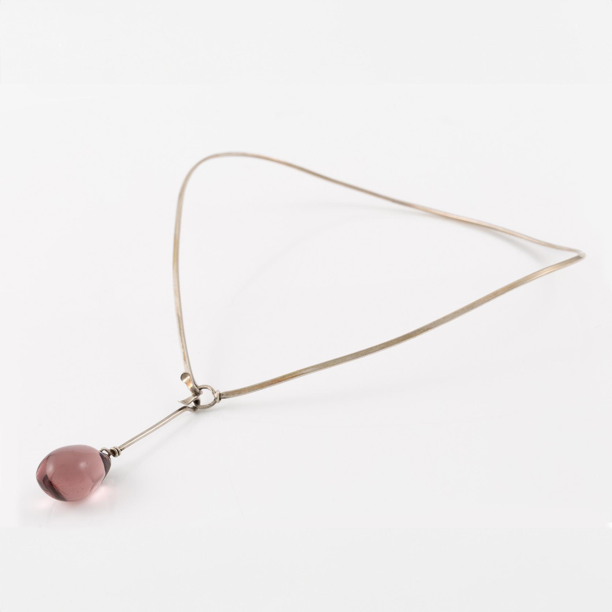 Vivianna Torun Bülow-Hübe, collier och örhängen, silver med lila-aprikosa glasdroppar.