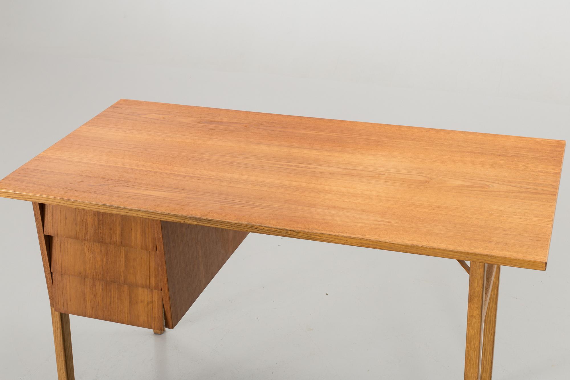 SKRIVBORD MED STOL. 1900-talets mitt.