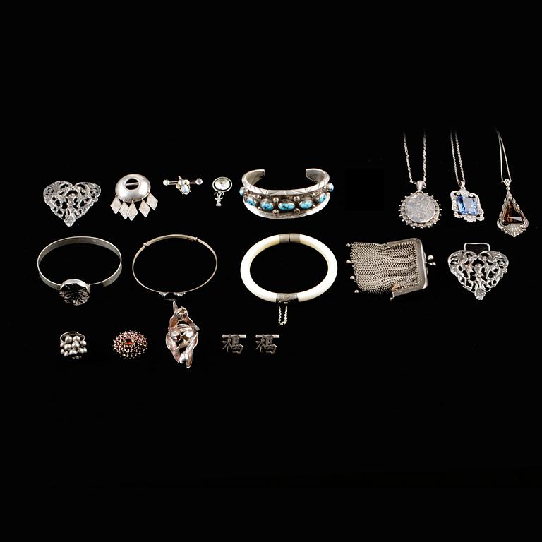 PARTI SILVERSMYCKEN OCH BIJOUTERIER, 17 delar, tot vikt ca 300 g.
