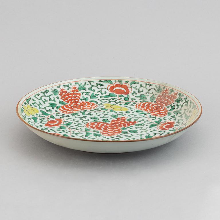 A famille verte decorated dish, Qing dynasty, Kangxi (1662-1722).