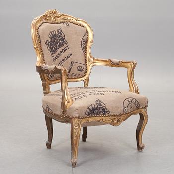 KARMSTOL, rokokostil. 1900-talets andra hälft.