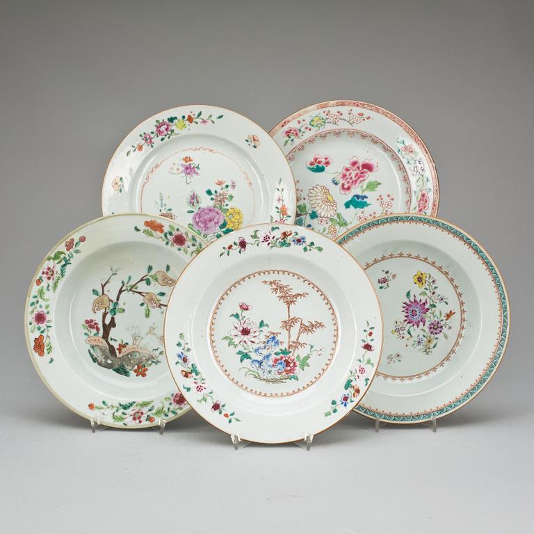 TALLRIKAR, 3+2 st. porslin. Kina, Qianlong 1736-1795.