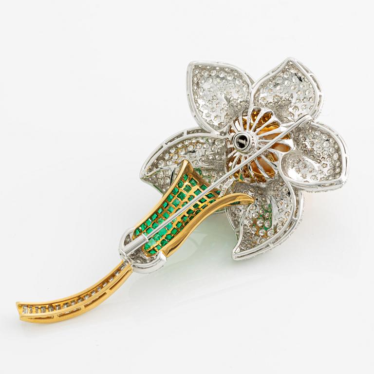 Brooch "en tremblent" in the shape of a flower in 18K gold with a cultured South Sea pearl,