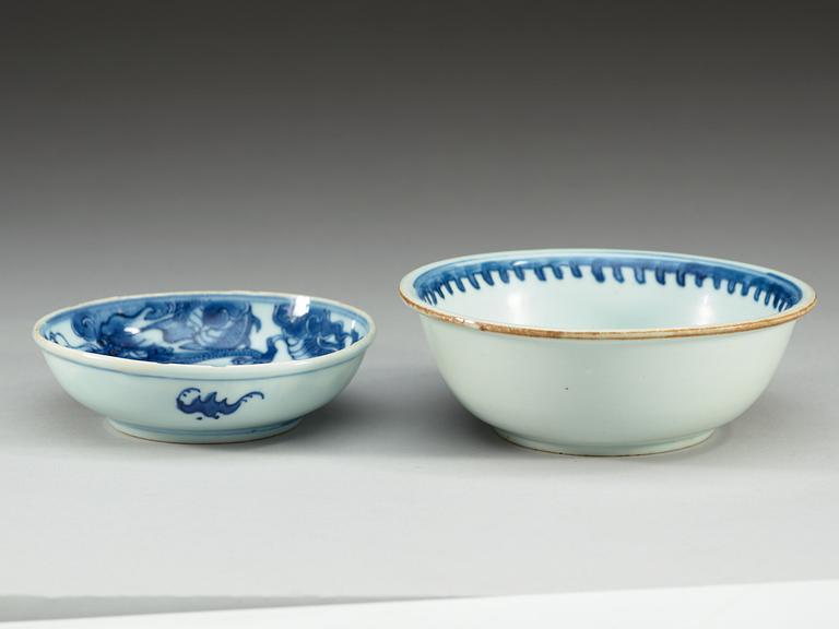 A blue and white bowl and a small dish, Transition, 17th Century.