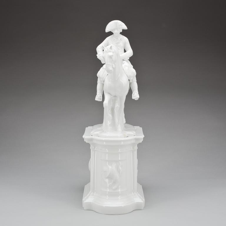 FIGURIN på POSTAMENTE, porslin, Fürstenberg, 1900-tal.