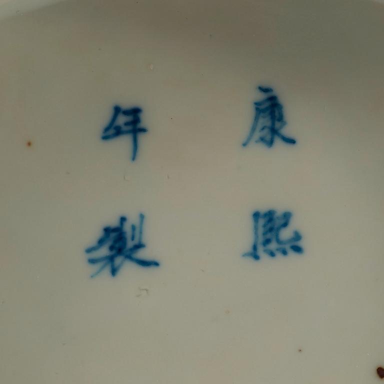 PILGRIMSKRUS, ett par, porslin. Sen Qing dynasti (1644-1912) med Kangxi fyra karaktärers märke.