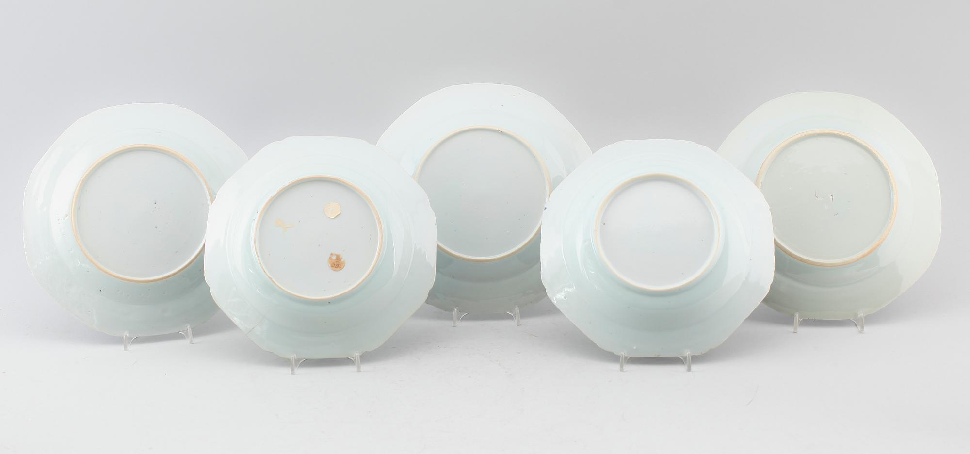 TALLRIKAR, 5 st olika, porslin, Kina, Qianlong 1736-1795.