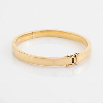 18K gold bangle.