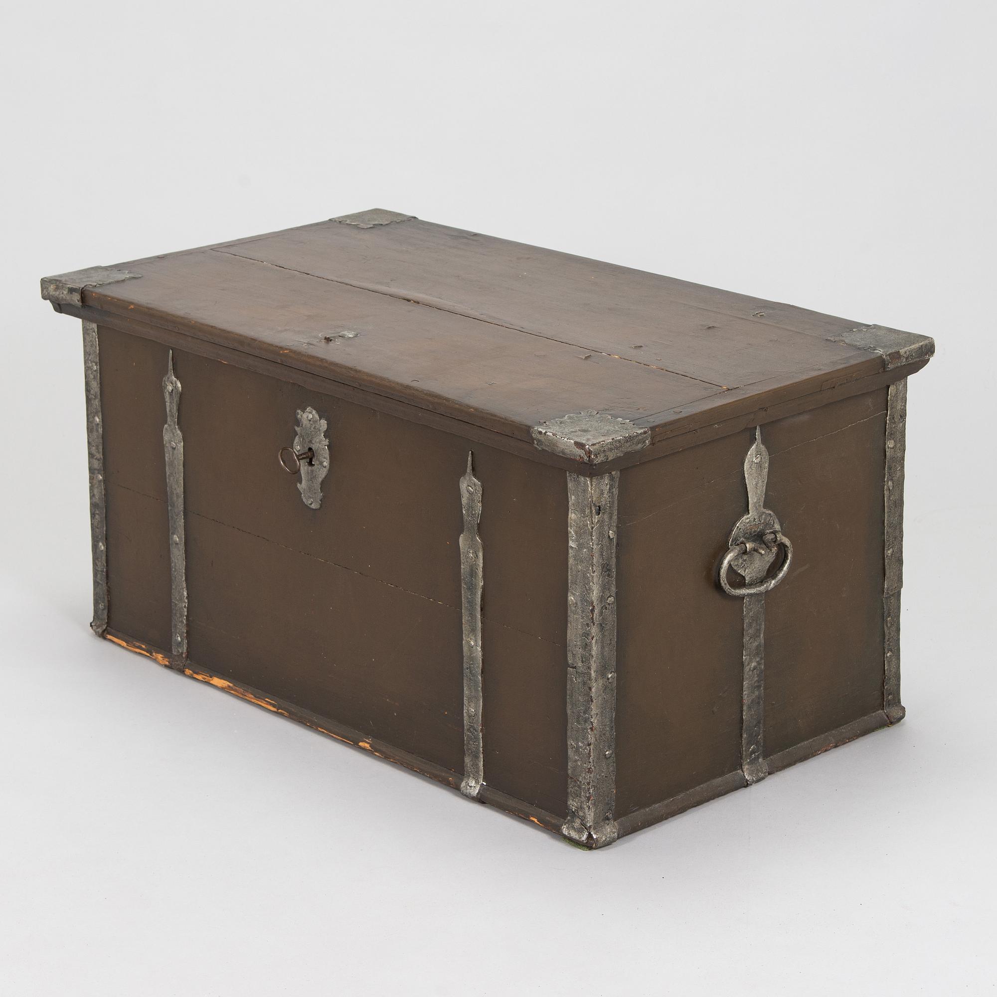 Kista, märkt med monogram, 1764.