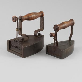 STRYKJÄRN, 2 st, delvis Husqvarna, 1800-tal.