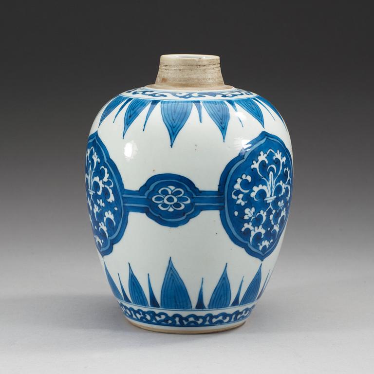 A blue and white jar, Qing dynasty, Kangxi (1662-1722).