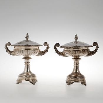 SOCKERSKÅLAR, ett par, silver, empire, Gustaf Möllenborg, Stockholm 1832. Tot ca 1574 gram.