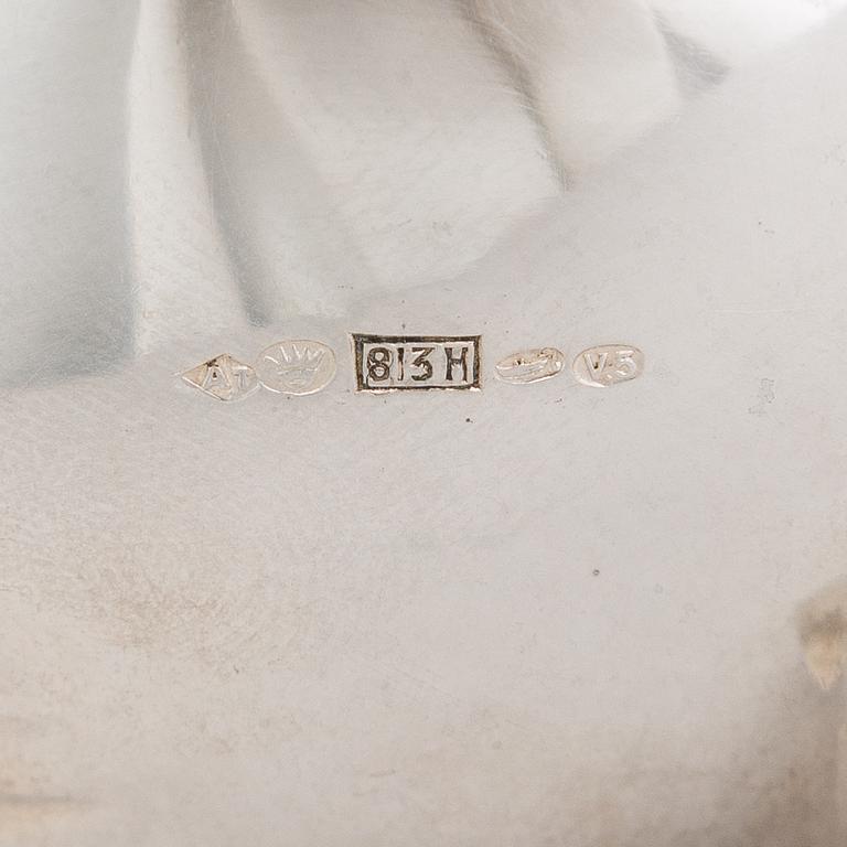 Ströare och senapsburk, silver, kontrollstämplad A. Tillander, Helsingfors 1926.
