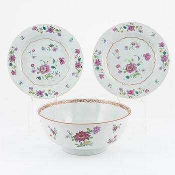 A famille rose punch bowl and two plates, Qing dynasty, Qianlong (1736-95).
