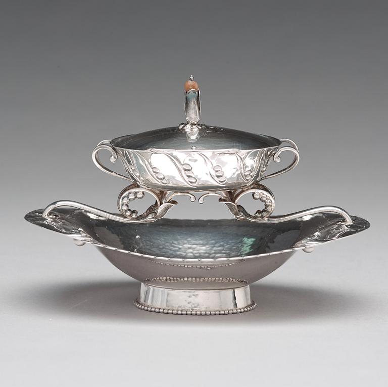 Georg Jensen, a bowl with cover on stand, Copenhagen 1919, design nr 81, 830/1000 silver.