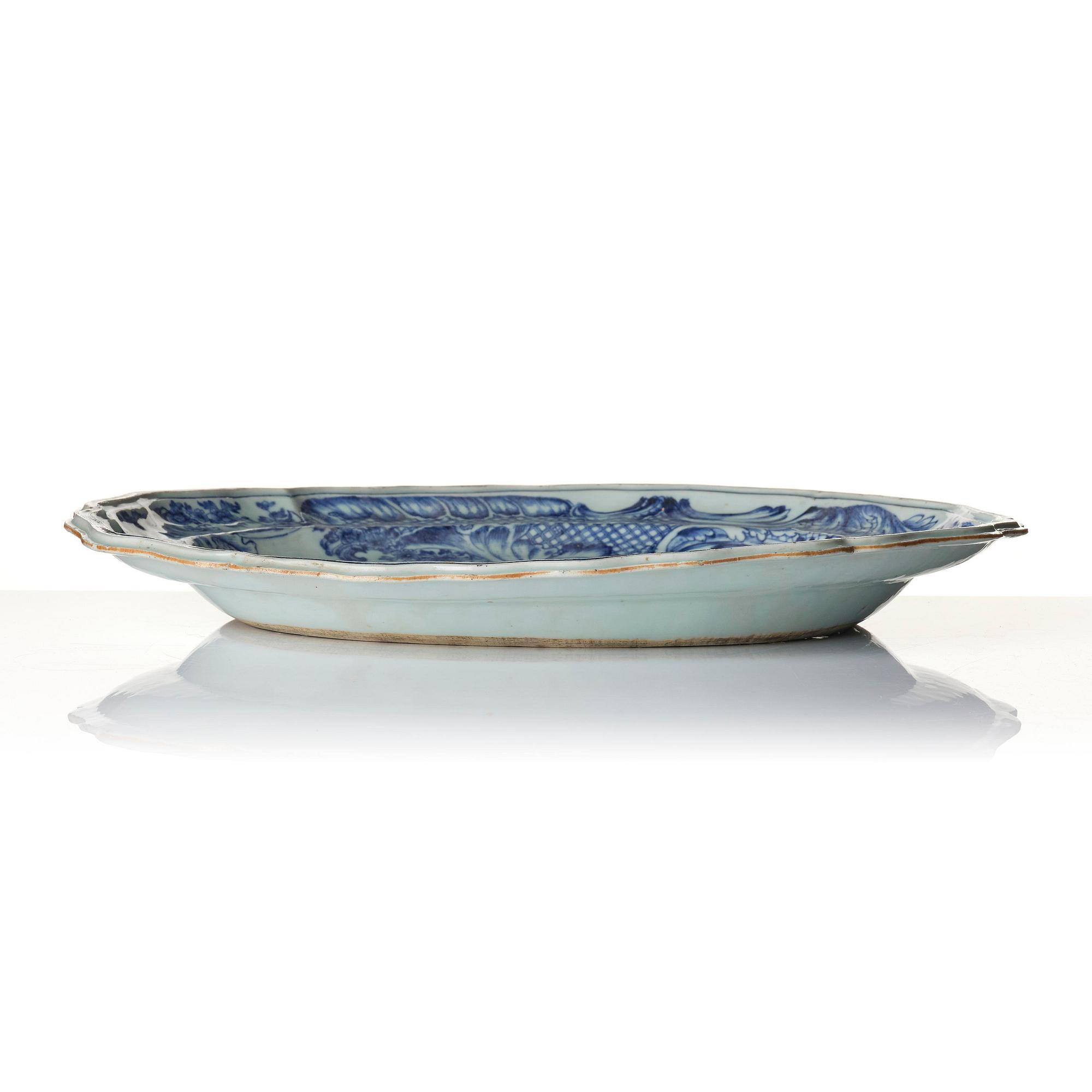 A blue and white 'armorial' dish for the Swedish family 'Grill', Qing dynasty, Qianlong (1736-95).